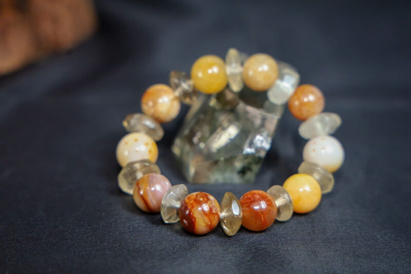 Pháp Hoa Tâm An Size 8li / Vòng Đá Chalcedony Việt Mix Topaz Tự Nhiên Thủ Công dưới bàn tay Việt