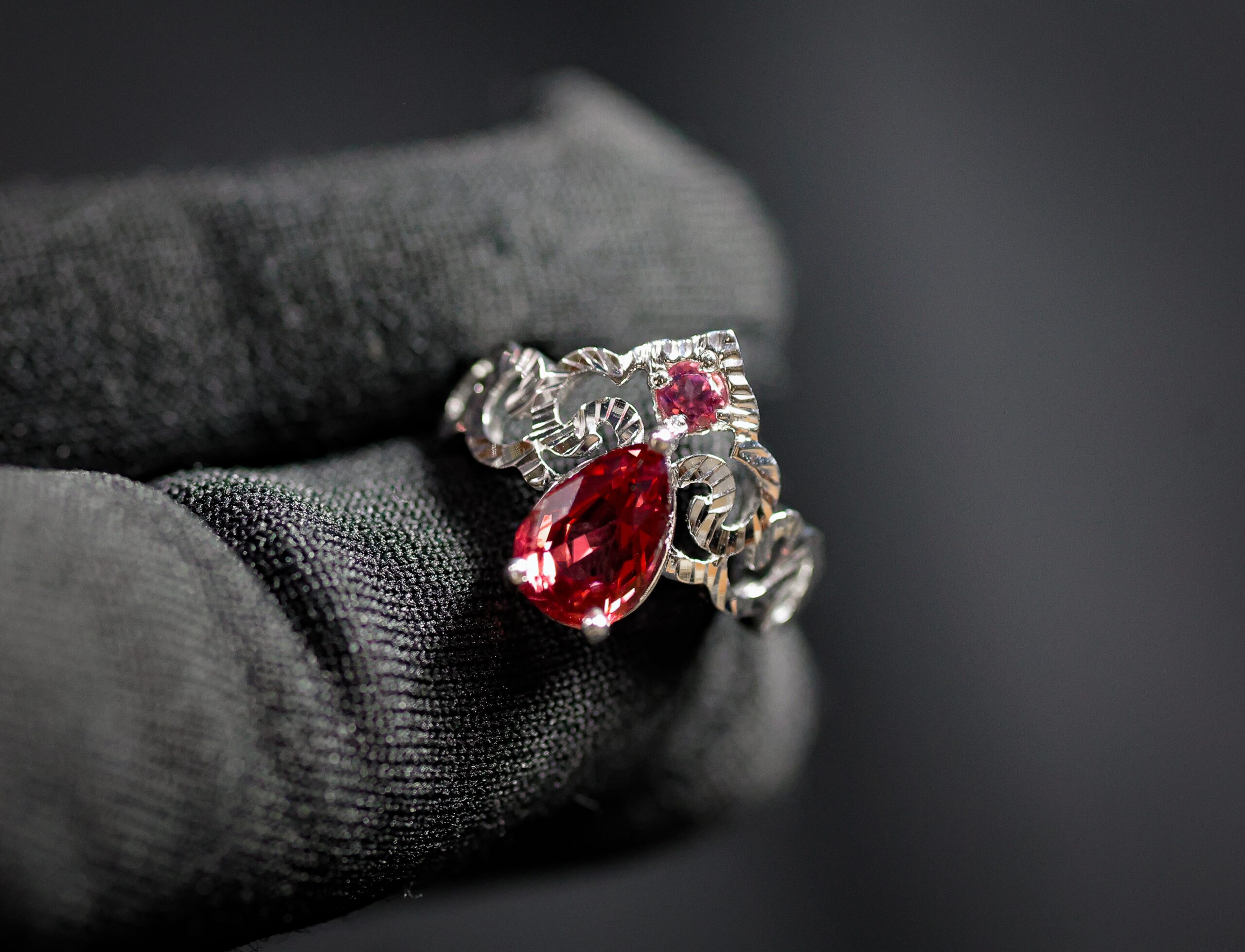 Spinel Lục Yên Đỏ Rượu & Khi Giá Trị Chân Thật Tự Lên Tiếng