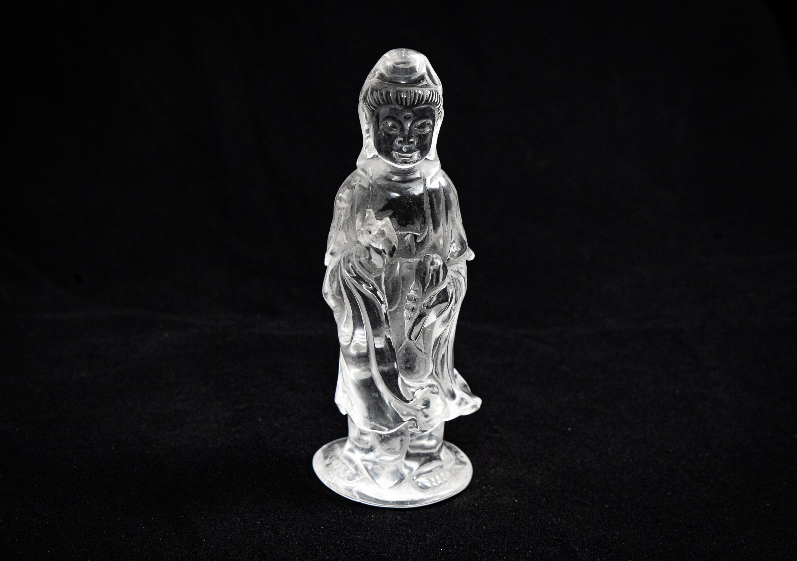 QUAN ÂM THẠCH ANH TRẮNG: ÁNH SÁNG CỦA SỰ THANH KHIẾT VÀ TÂM TỪ BI